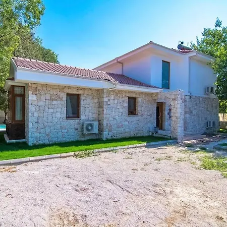 Oezel Havuzlu Genis Aile Villasi * Fethiye
