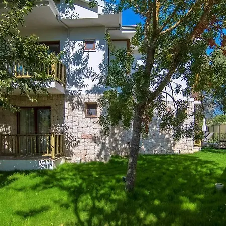 Oezel Havuzlu Genis Aile Villasi Fethiye