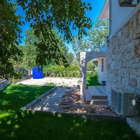 Oezel Havuzlu Genis Aile Villasi וילה