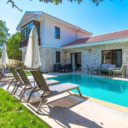 Oezel Havuzlu Genis Aile Villasi Villa Fethiye