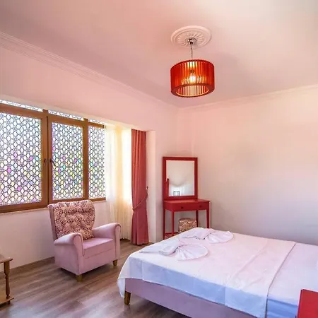 Oezel Havuzlu Genis Aile Villasi Villa Fethiye
